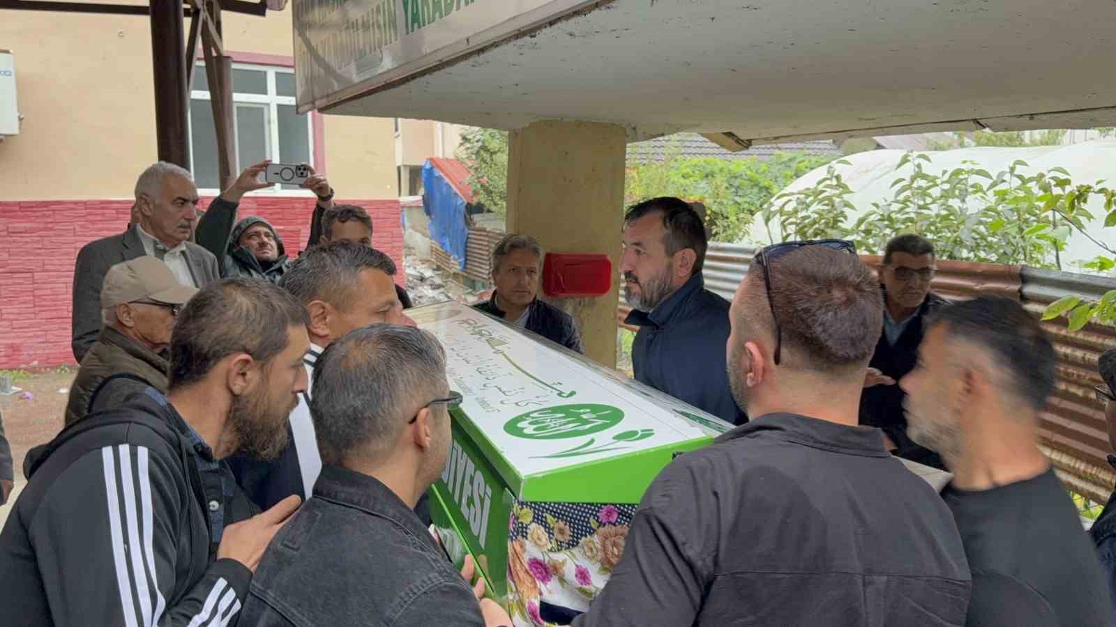 "Yüksek sesle müzik" kavgasında 24 yaşındaki Dilara’nın öldüğü cinayetin sanığı hakim karşısında
"Yüksek sesle müzik" kavgasında 24 yaşındaki Dilara’nın öldüğü cinayetin sanığı hakim karşısında