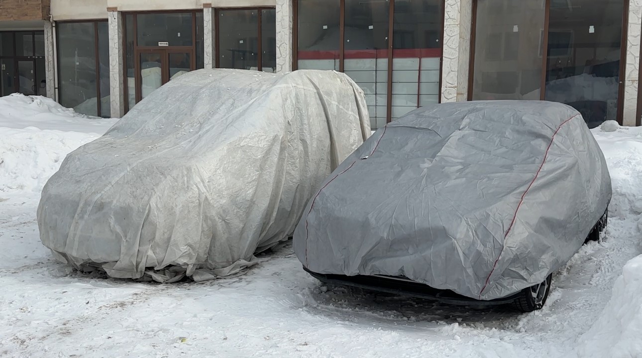 Yüksekova ’Buz Devri’ni yaşıyor: Araçlara brandalı koruma, çatılarda dev sarkıtlar
Yüksekova ’Buz Devri’ni yaşıyor: Araçlara brandalı koruma, çatılarda dev sarkıtlar
