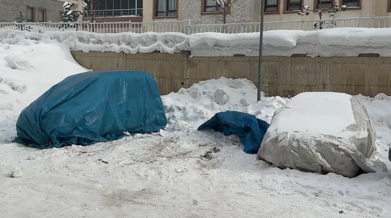 Yüksekova ’Buz Devri’ni yaşıyor: Araçlara brandalı koruma, çatılarda dev sarkıtlar
Yüksekova ’Buz Devri’ni yaşıyor: Araçlara brandalı koruma, çatılarda dev sarkıtlar