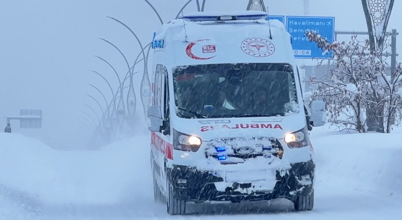 Yüksekova kara gömüldü: Kar kalınlığı yarım metreyi geçti
