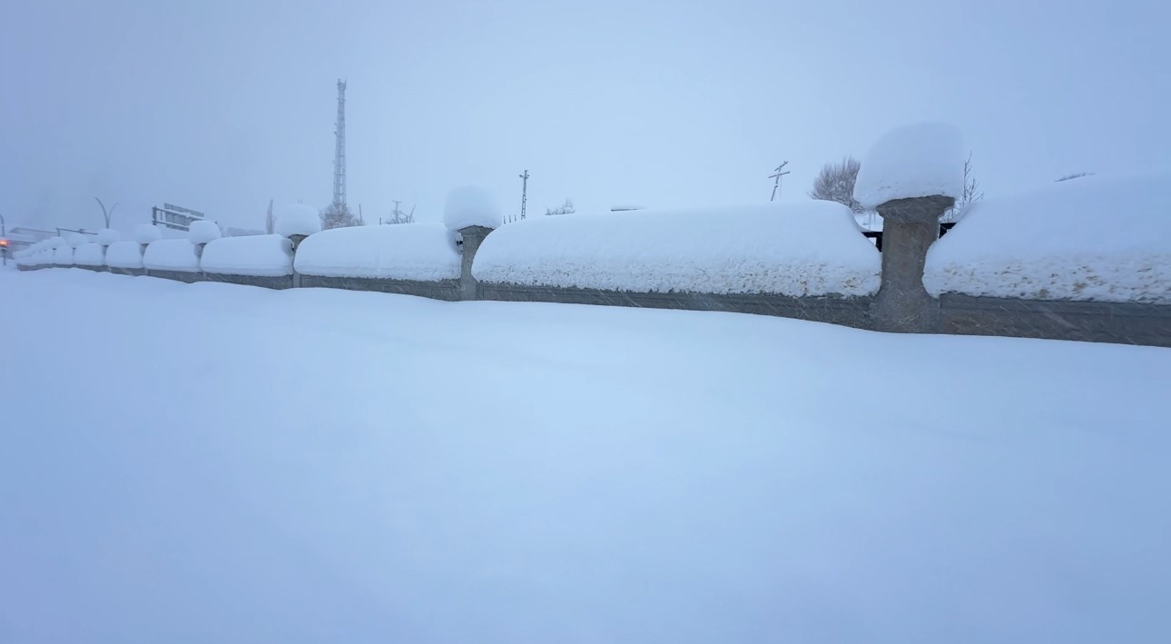 Yüksekova kara gömüldü: Kar kalınlığı yarım metreyi geçti
