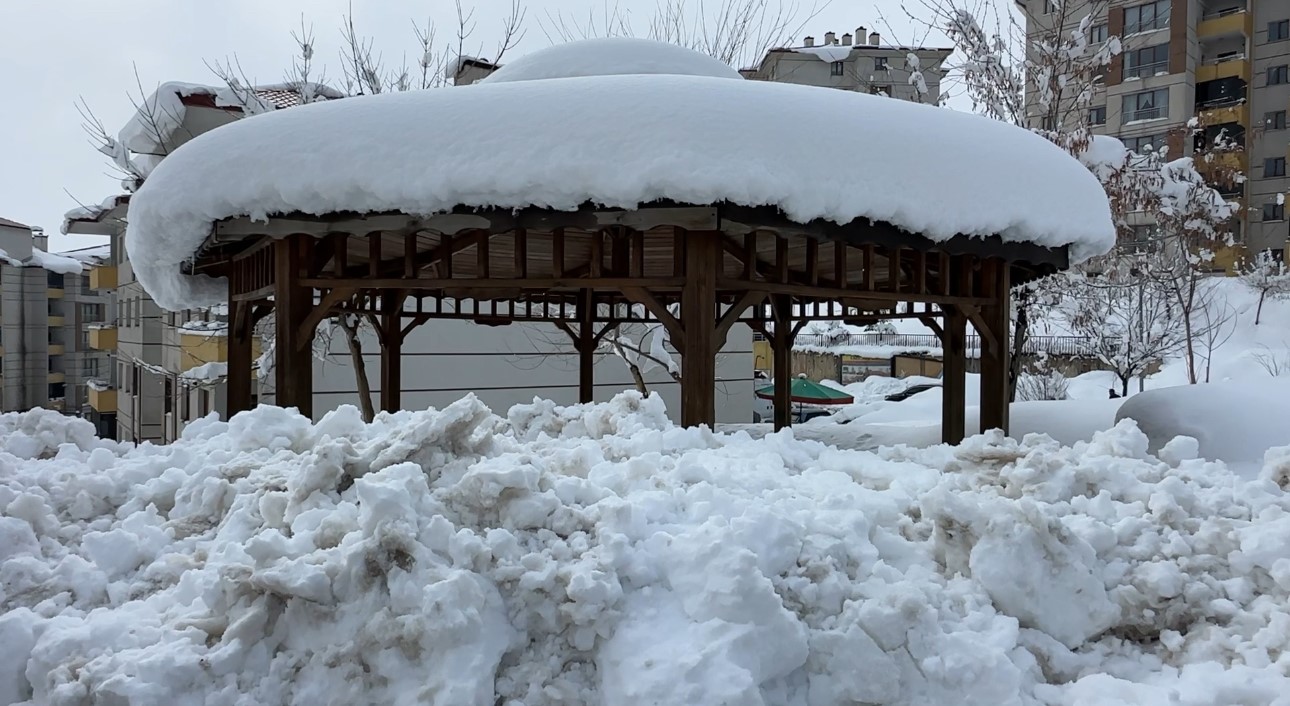 Yüksekova kara gömüldü
