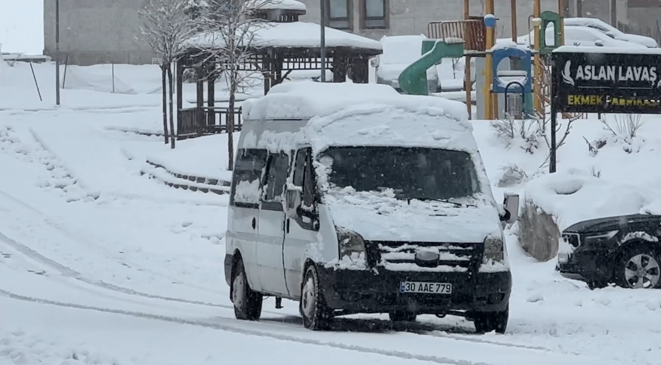 Yüksekova nisan ayında karla kaplandı
