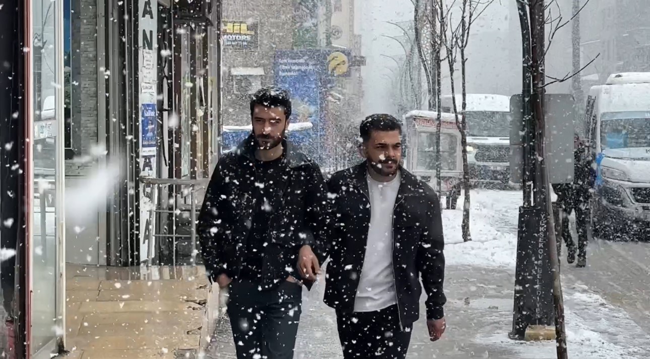 Yüksekova nisan ayında karla kaplandı
