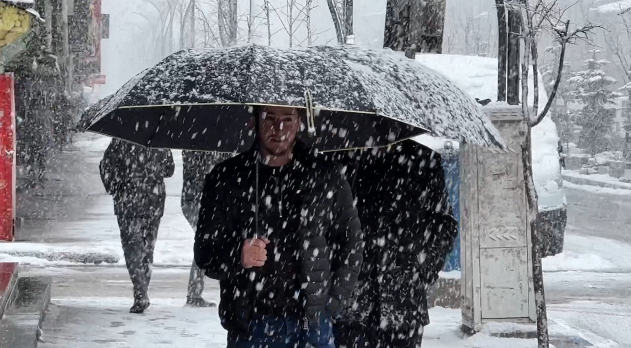 Yüksekova nisan ayında karla kaplandı
