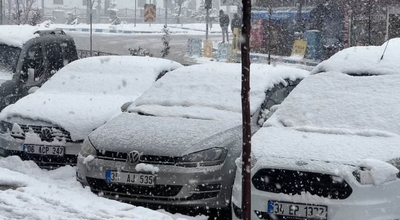 Yüksekova nisan ayında karla kaplandı
