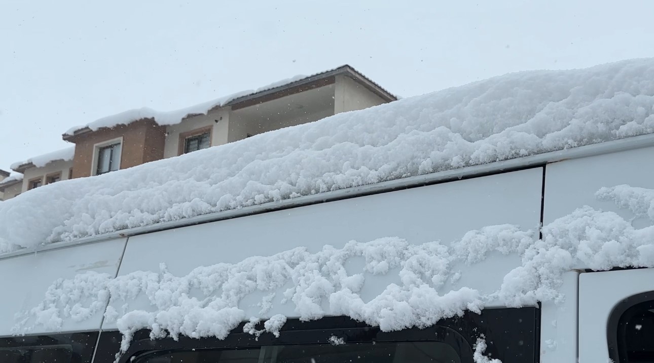 Yüksekova nisan ayında karla kaplandı
