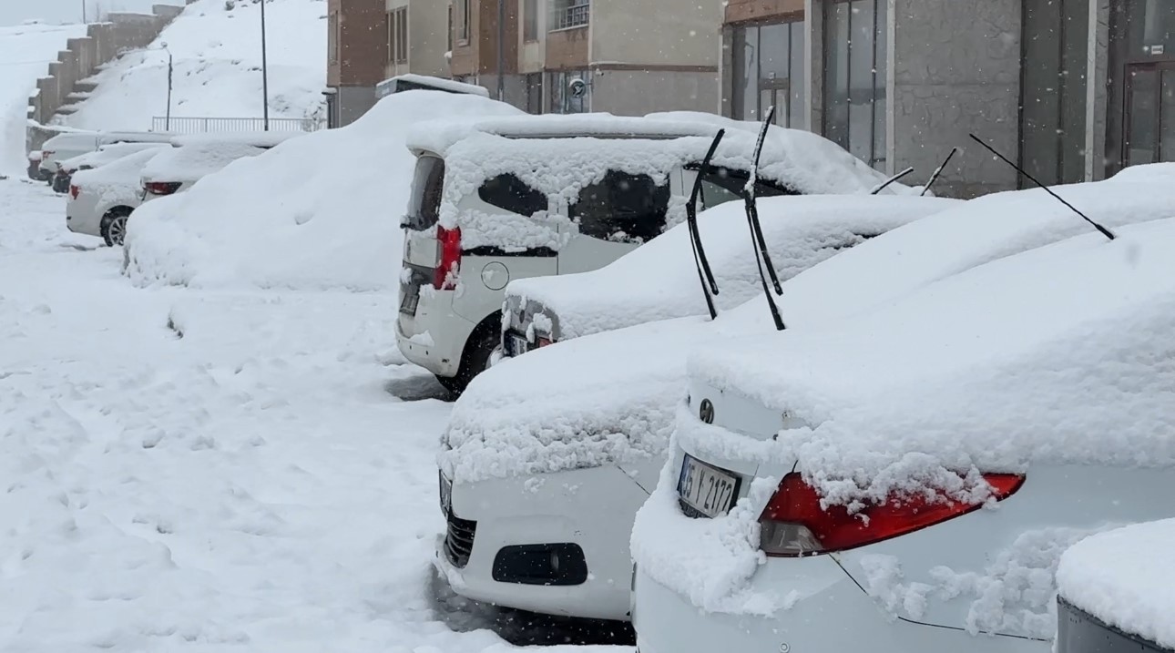 Yüksekova nisan ayında karla kaplandı
