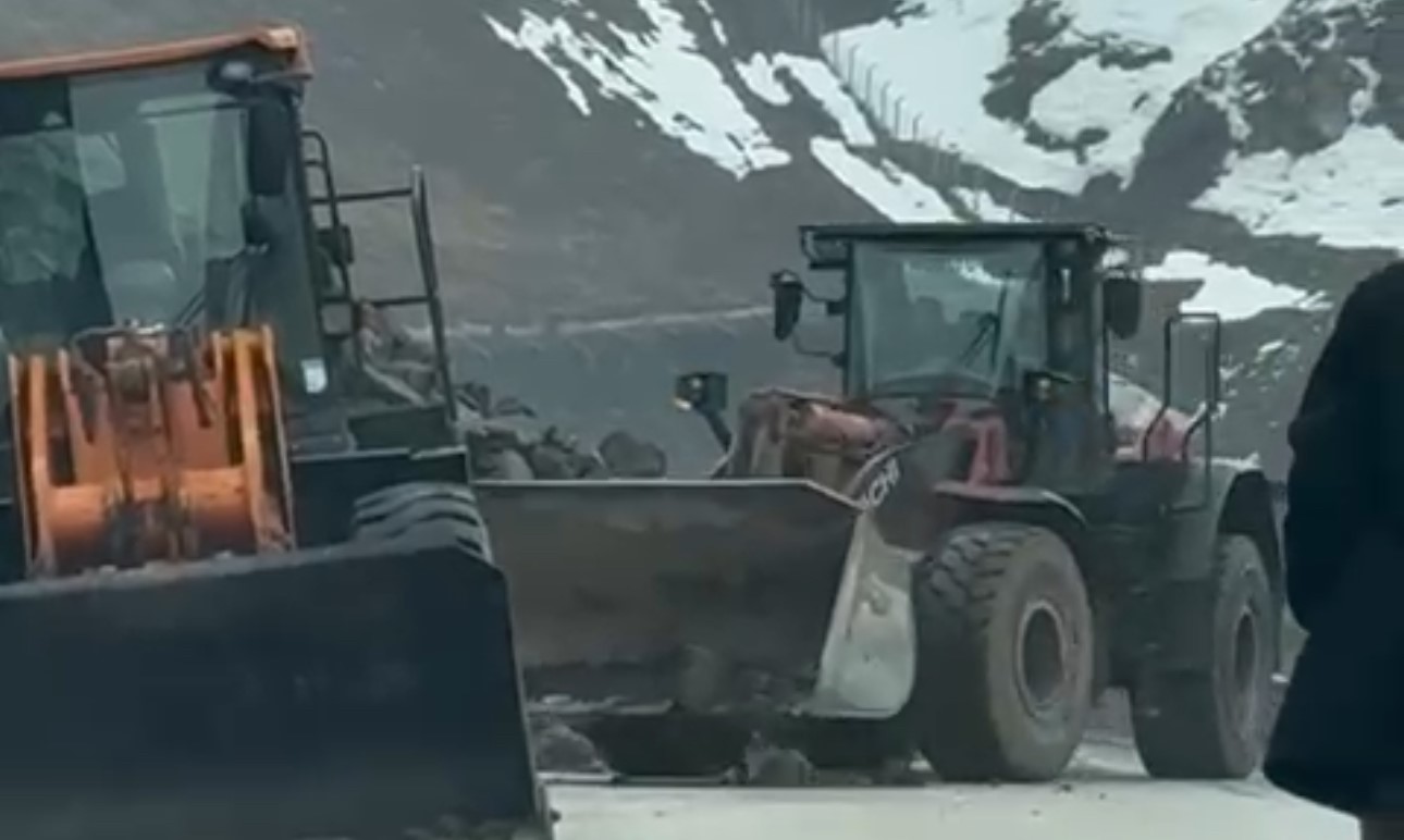 Yüksekova-Van kara yolu kontrollü şekilde geçişlere açıldı
