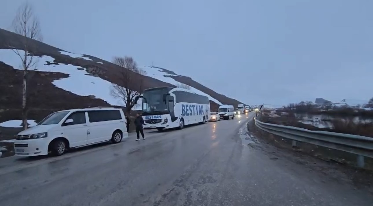 Yüksekova-Van kara yolunda heyelan: Ulaşım durdu

