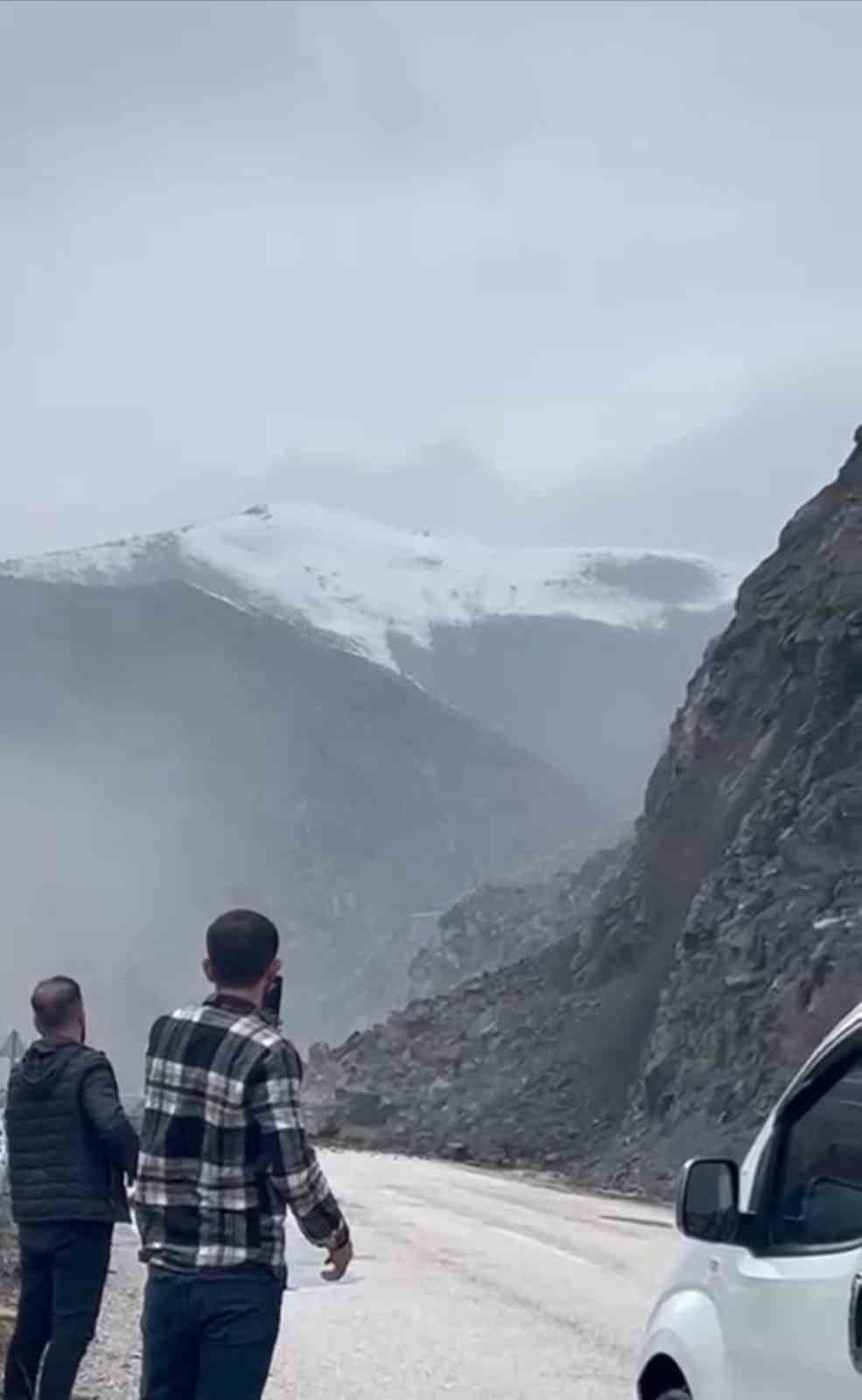 Yüksekova-Van kara yolunda heyelan: Ulaşım durdu
