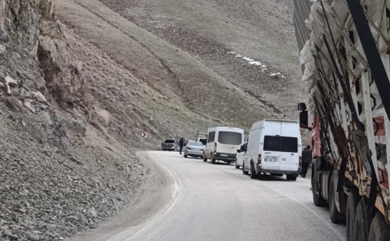 Yüksekova-Van kara yolunda heyelan ulaşımı aksattı
