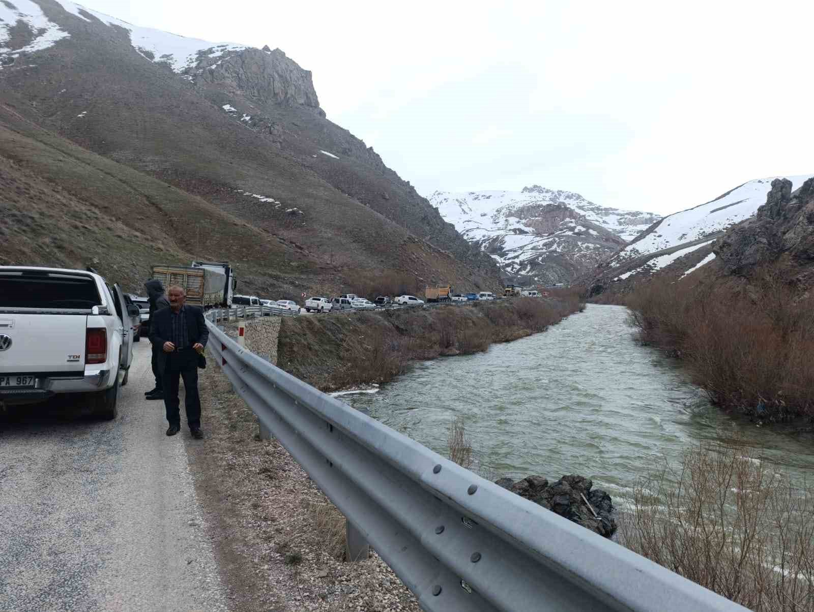 Yüksekova-Van kara yolunda heyelan ulaşımı aksattı
