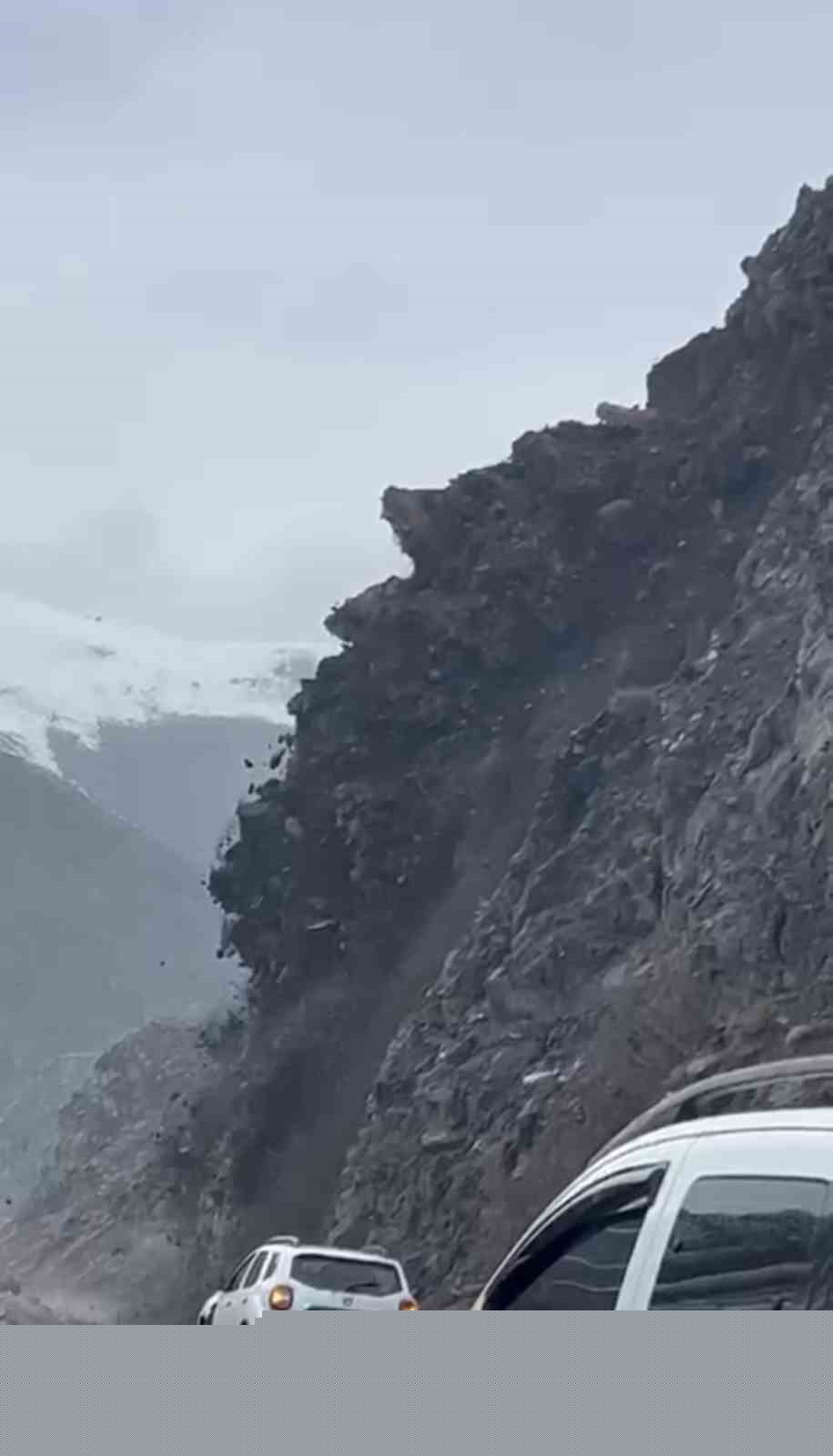 Yüksekova-Van kara yolunda korkutan görüntü
