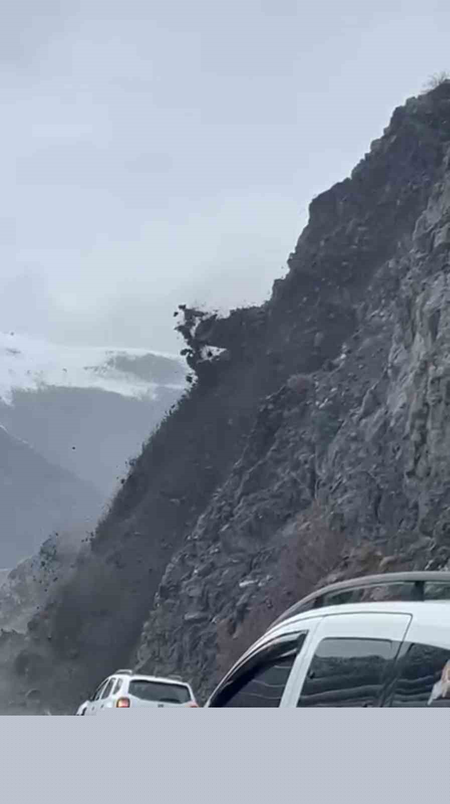 Yüksekova-Van kara yolunda korkutan görüntü
