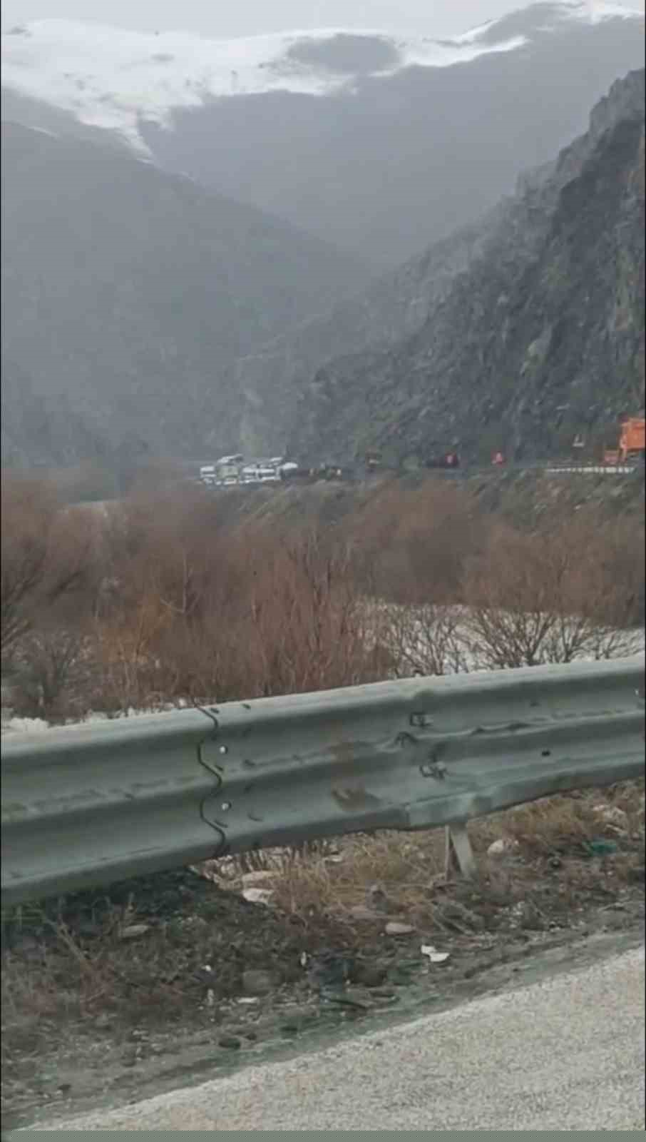 Yüksekova-Van kara yolunda korkutan görüntü
