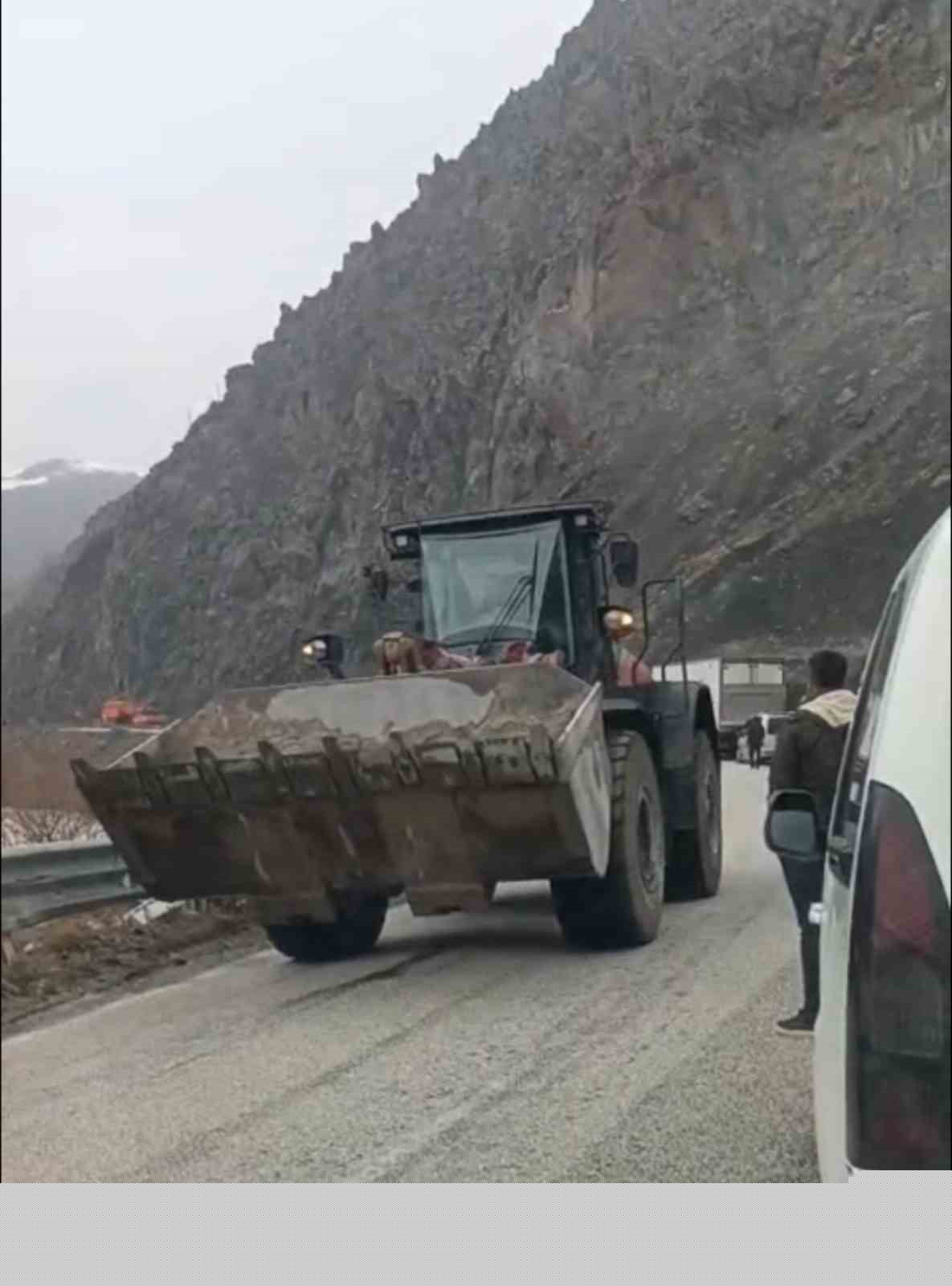 Yüksekova-Van kara yolunda korkutan görüntü

