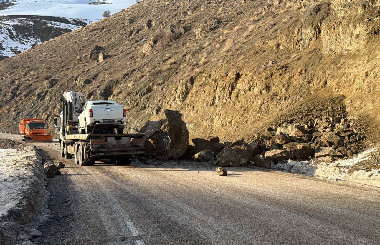 Yüksekova-Van karayolunda faciadan dönüldü: Dev kayalar yola düştü
