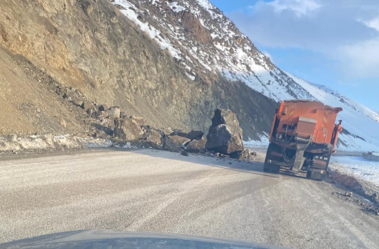Yüksekova-Van karayolunda faciadan dönüldü: Dev kayalar yola düştü
