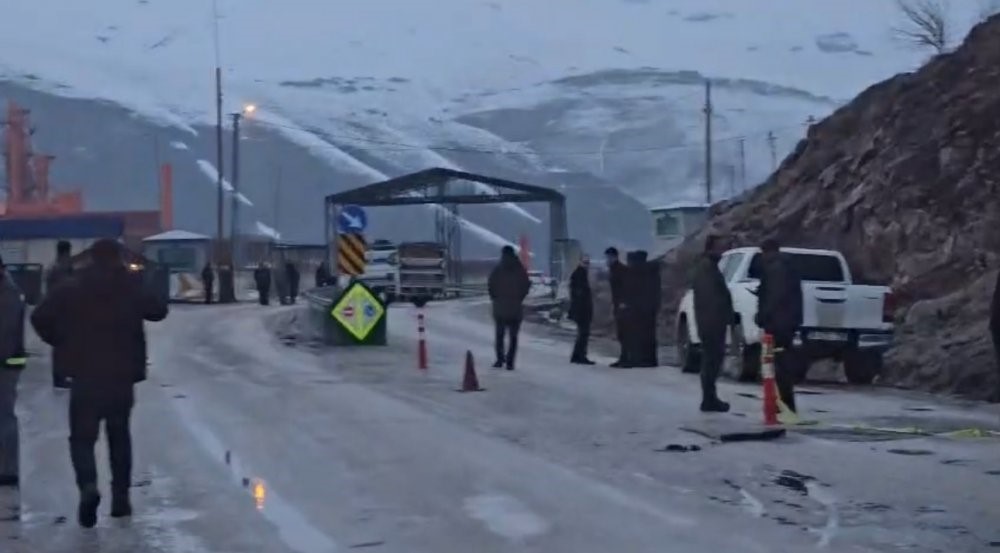 Yüksekova yolu heyelan riski nedeniyle gece trafiğe kapatılacak
