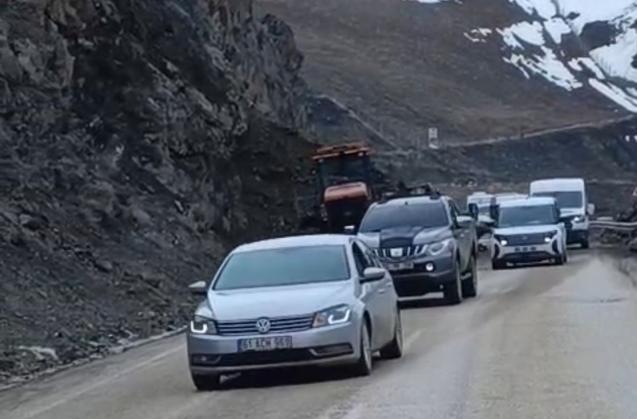 Yüksekova yolu trafiğe kapatılıyor
