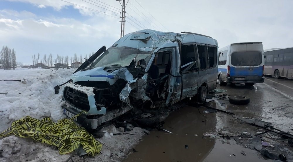 Yüksekova’da 18 kişinin yaralandığı kazanın görüntüleri ortaya çıktı
