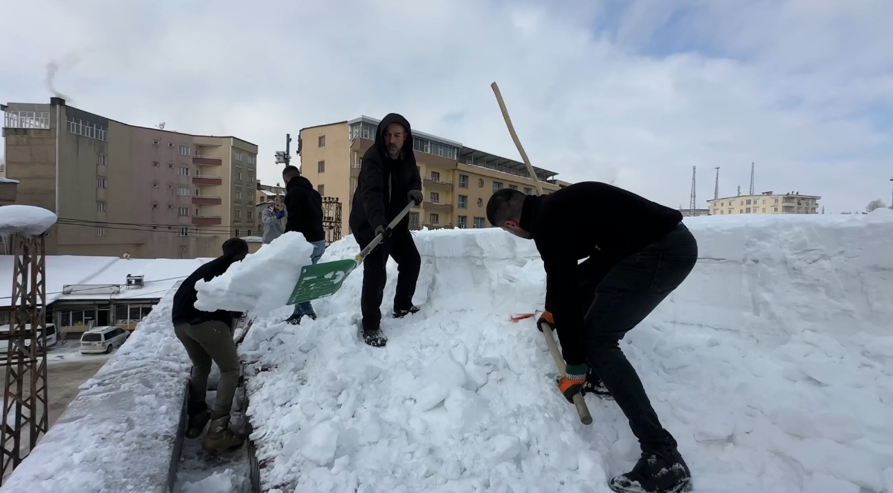 Yüksekova’da 20 kişilik ekibin çatıda kar temizleme mesaisi
