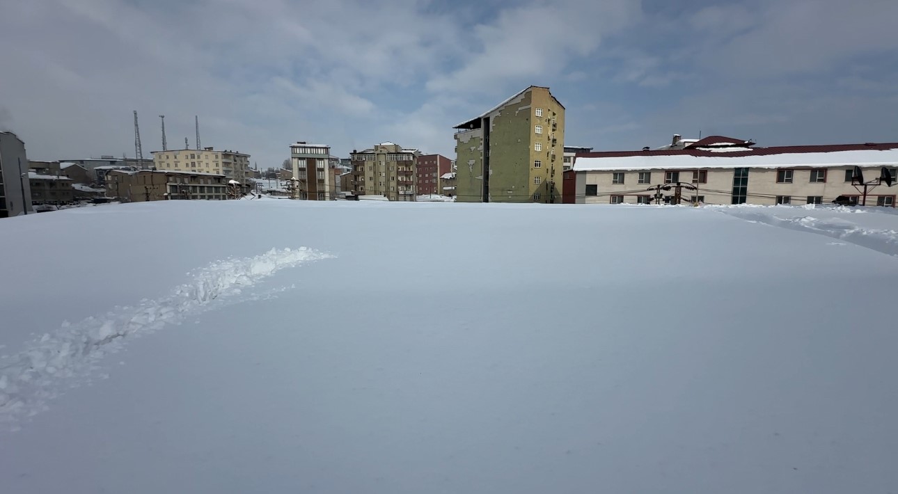 Yüksekova’da 20 kişilik ekibin çatıda kar temizleme mesaisi
