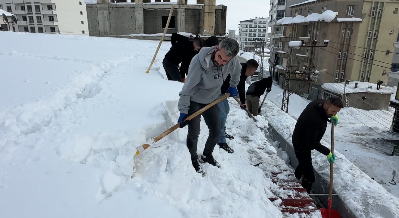 Yüksekova’da 20 kişilik ekibin çatıda kar temizleme mesaisi
