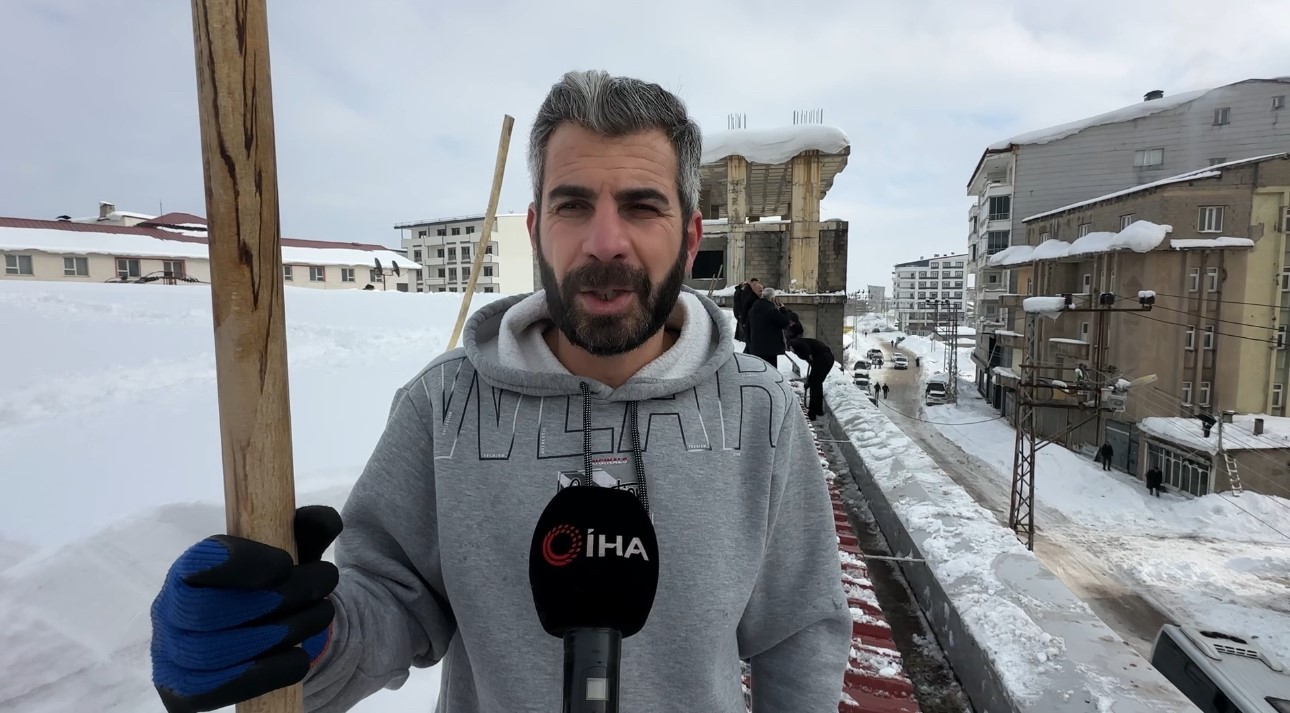 Yüksekova’da 20 kişilik ekibin çatıda kar temizleme mesaisi
