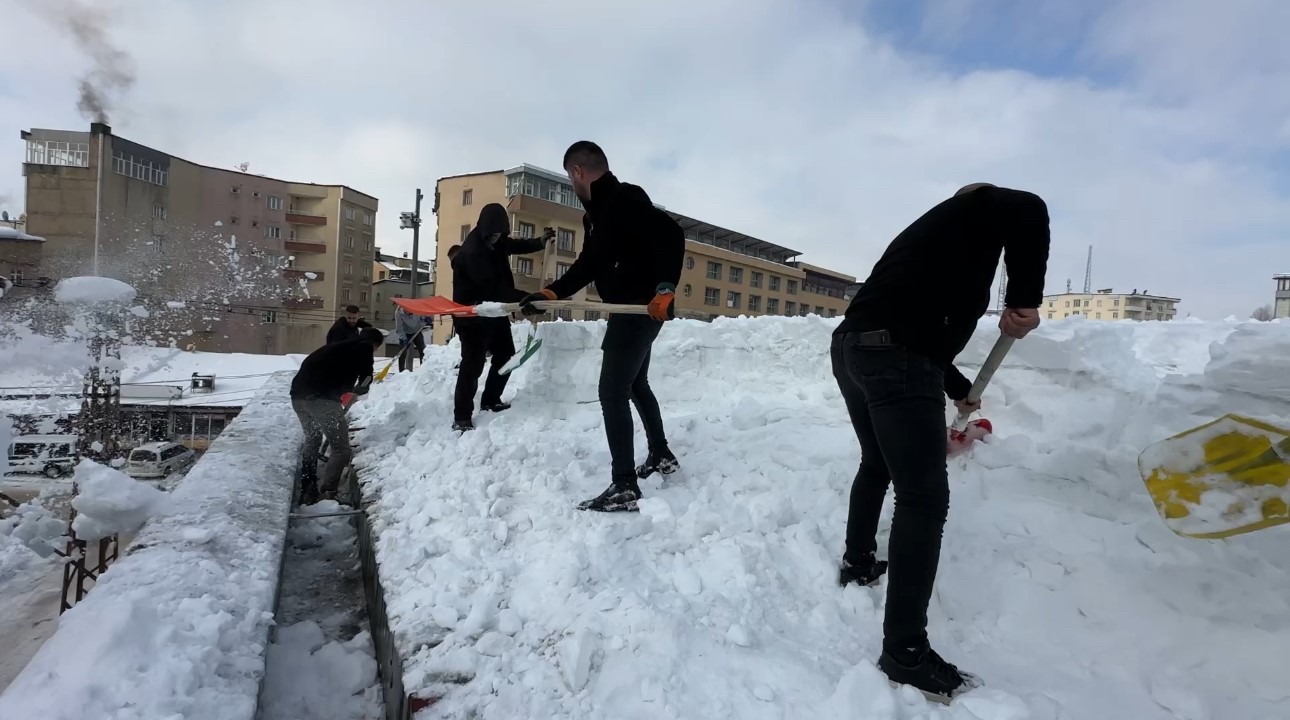 Yüksekova’da 20 kişilik ekibin çatıda kar temizleme mesaisi
