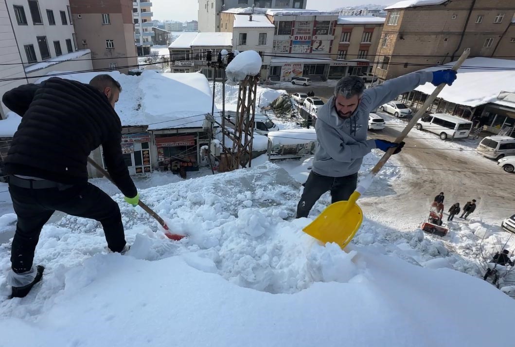 Yüksekova’da 20 kişilik ekibin çatıda kar temizleme mesaisi
