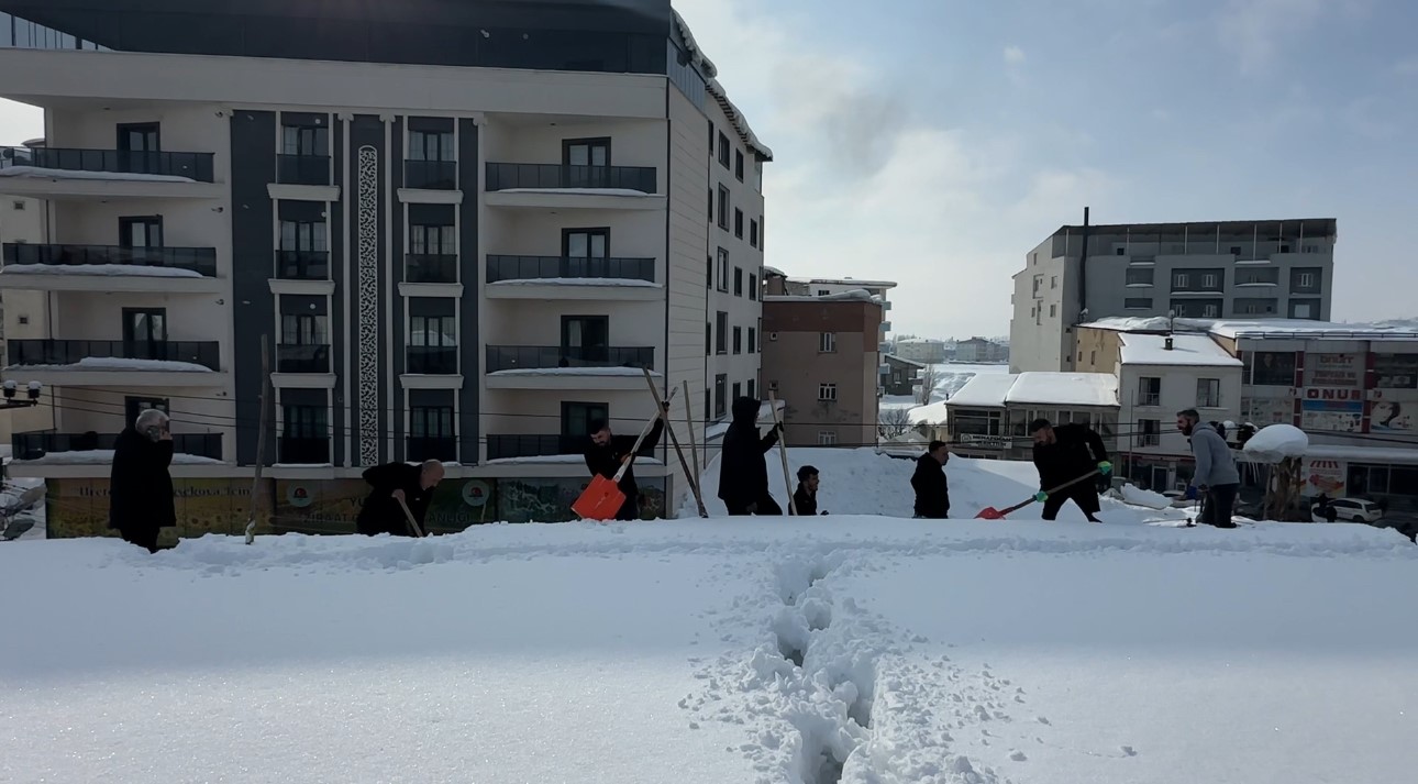 Yüksekova’da 20 kişilik ekibin çatıda kar temizleme mesaisi
