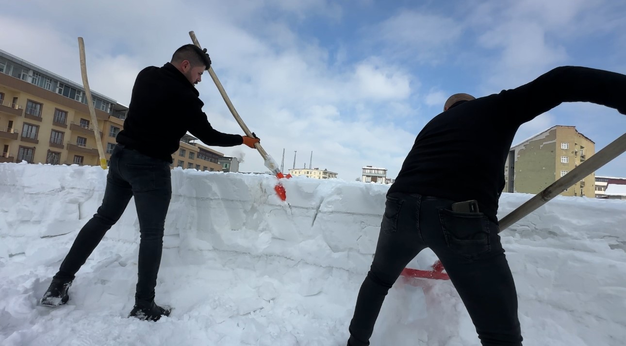 Yüksekova’da 20 kişilik ekibin çatıda kar temizleme mesaisi
