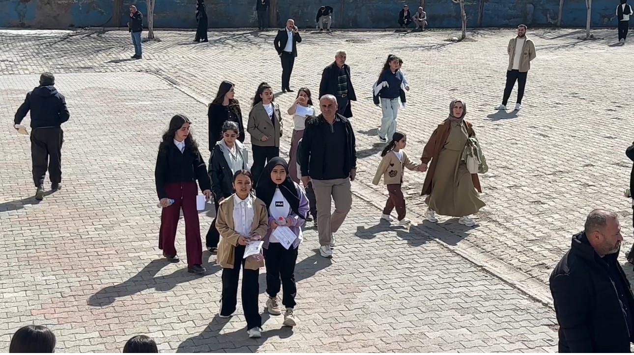 Yüksekova’da 4 bin 69 öğrenci bursluluk sınavı için ter döküyor
