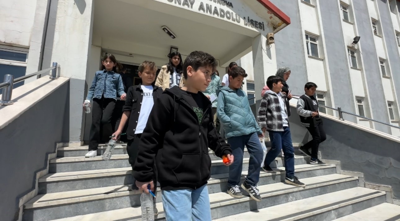 Yüksekova’da 4 bin 69 öğrenci bursluluk sınavında ter döktü
