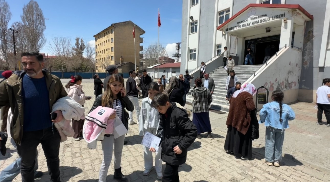 Yüksekova’da 4 bin 69 öğrenci bursluluk sınavında ter döktü
