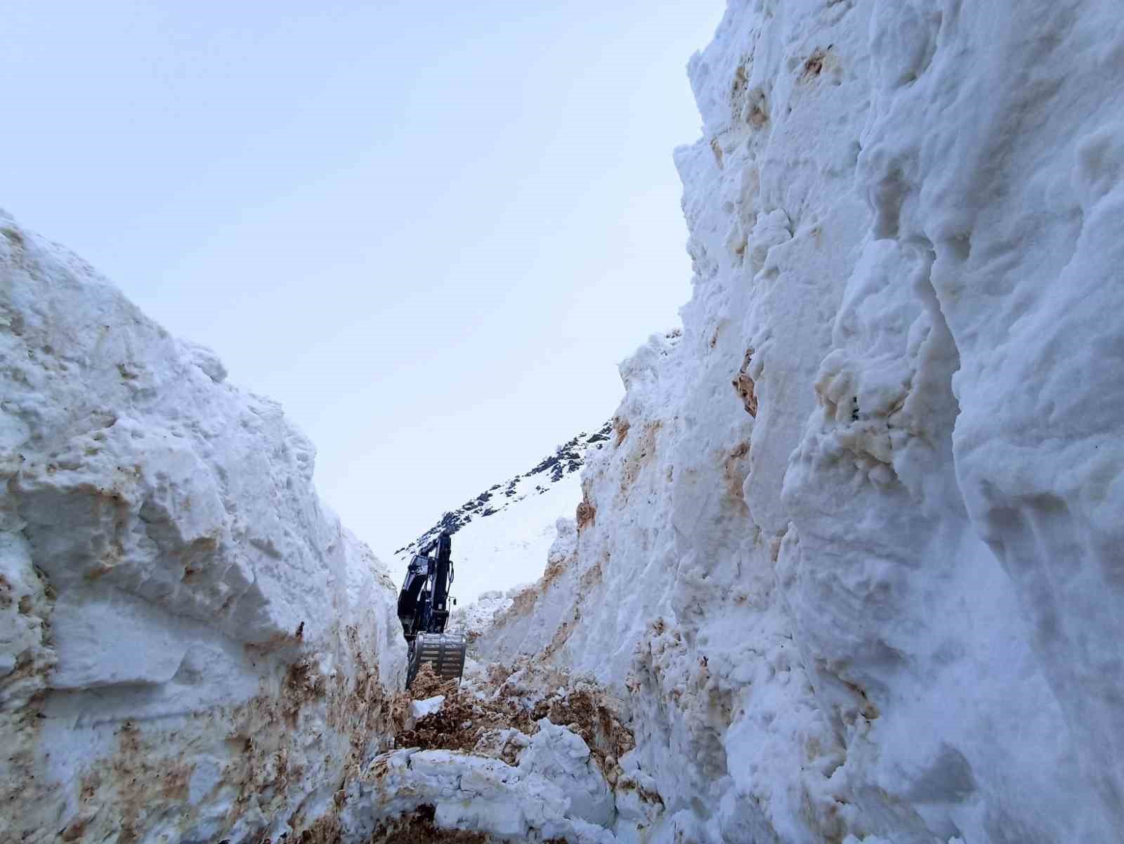 Yüksekova’da 8 metrelik kar tünelleri: İş makinesi içinde kayboldu
