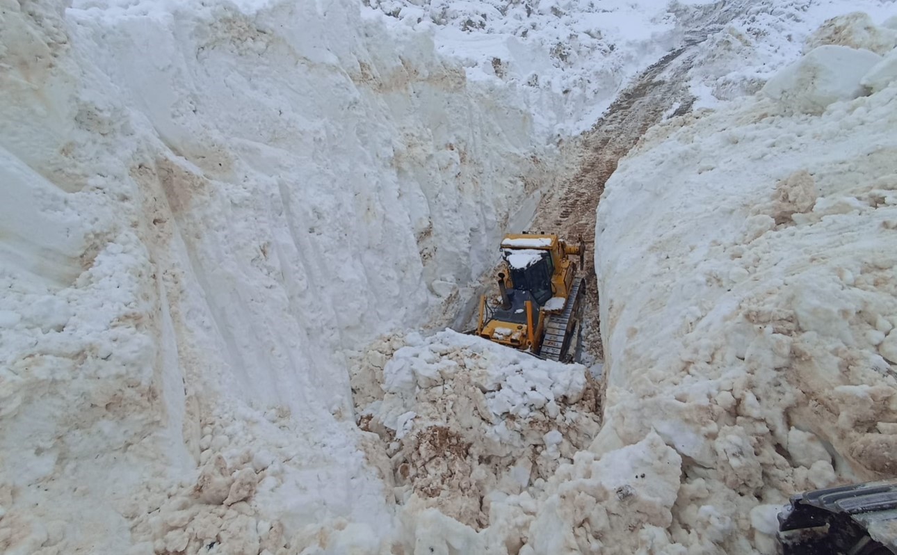 Yüksekova’da 8 metrelik kar tünelleri: İş makinesi içinde kayboldu
