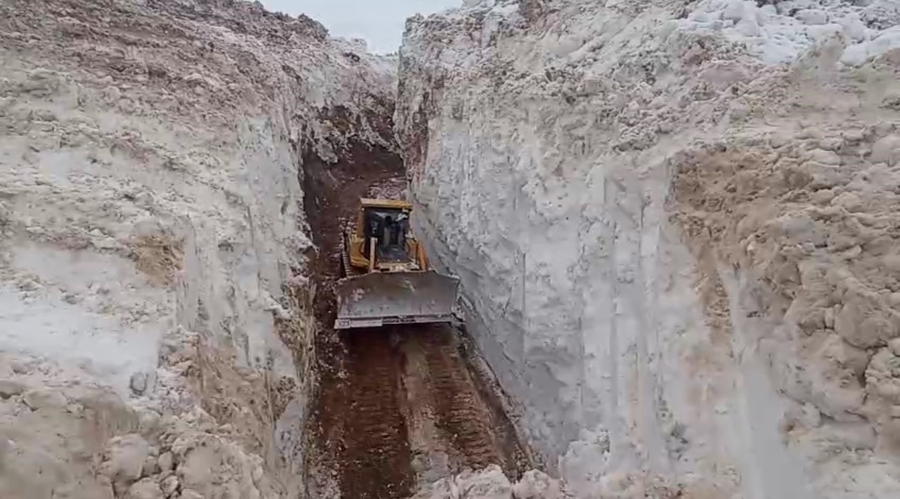 Yüksekova’da 8 metrelik kar tünelleri: İş makinesi içinde kayboldu
