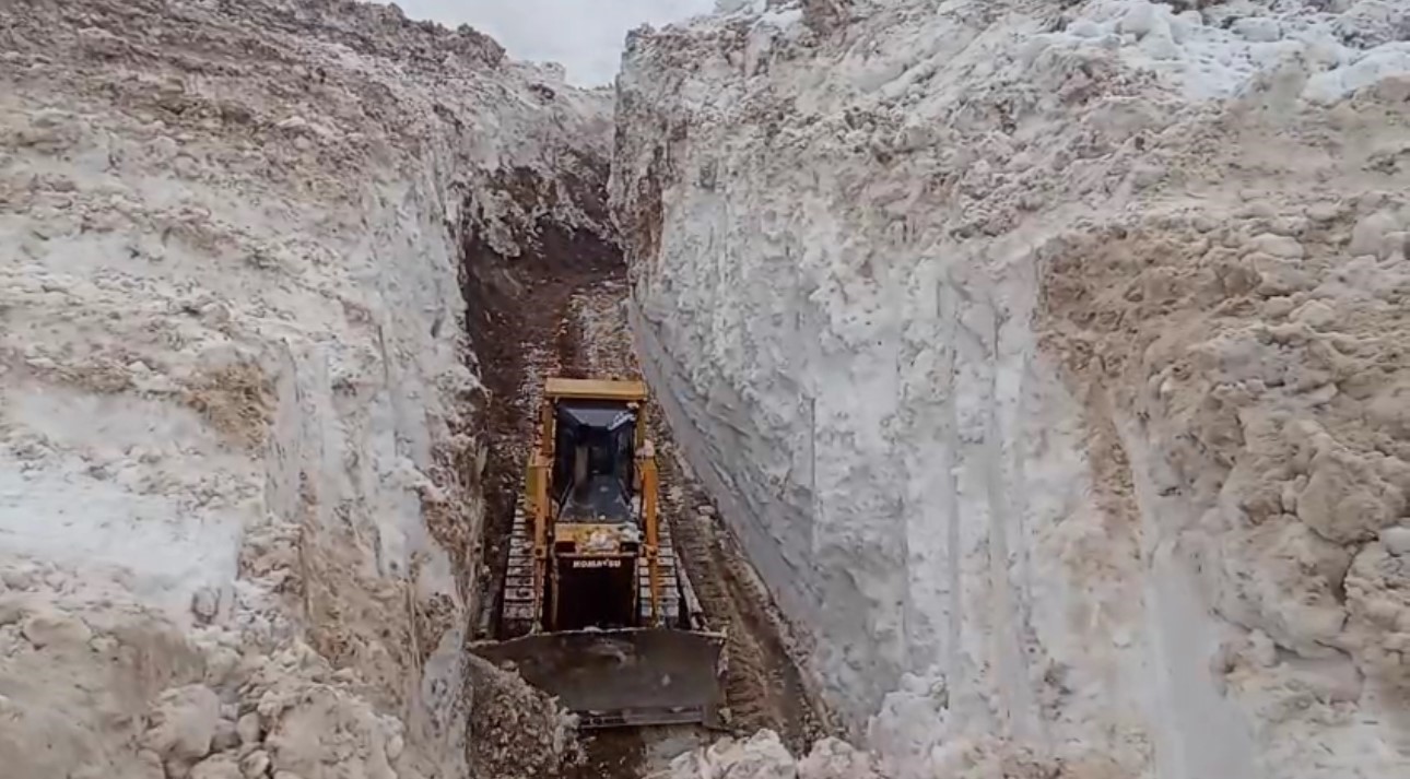 Yüksekova’da 8 metrelik kar tünelleri: İş makinesi içinde kayboldu
