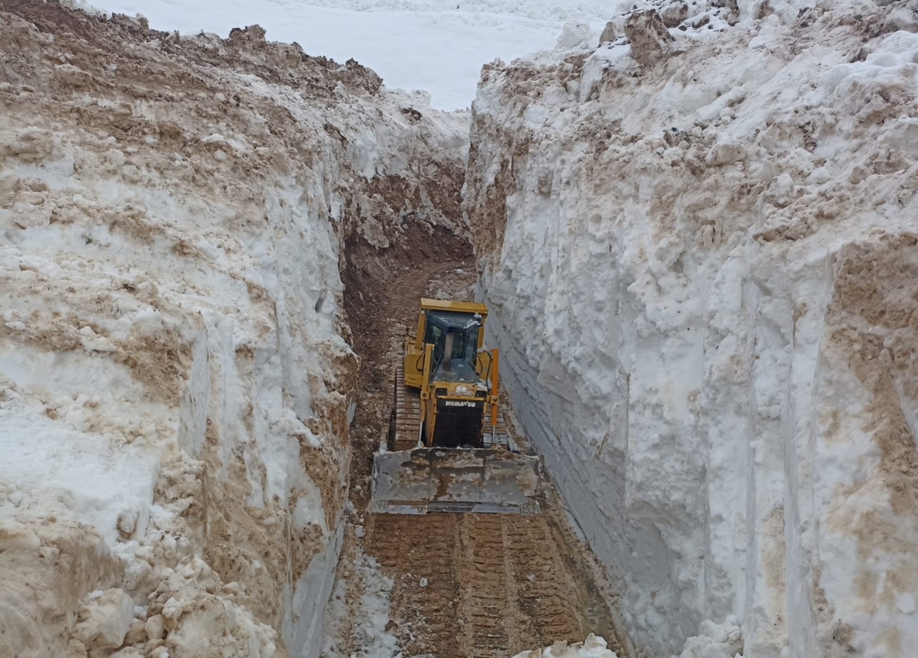 Yüksekova’da 8 metrelik kar tünelleri: İş makinesi içinde kayboldu
