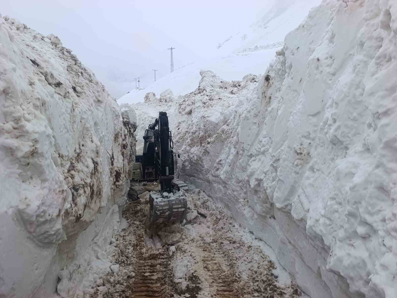 Yüksekova’da 8 metrelik kar tünelleri: İş makinesi içinde kayboldu
