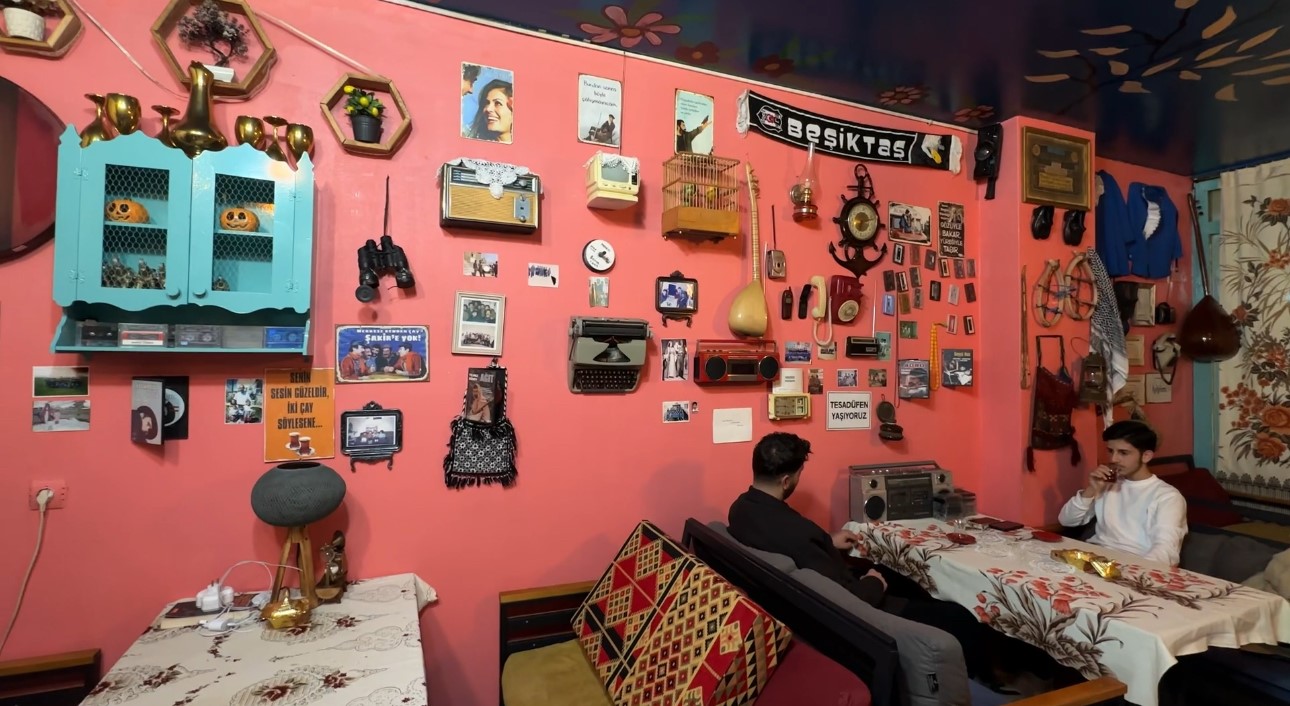 Yüksekova’da 90’lar temalı kafe geçmişle bugün arasında köprü kuruyor
