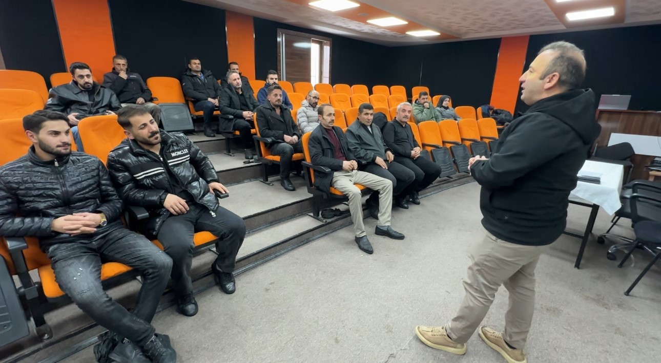 Yüksekova’da 98 yetiştiriciye "sürü yönetimi" eğitimi verildi
