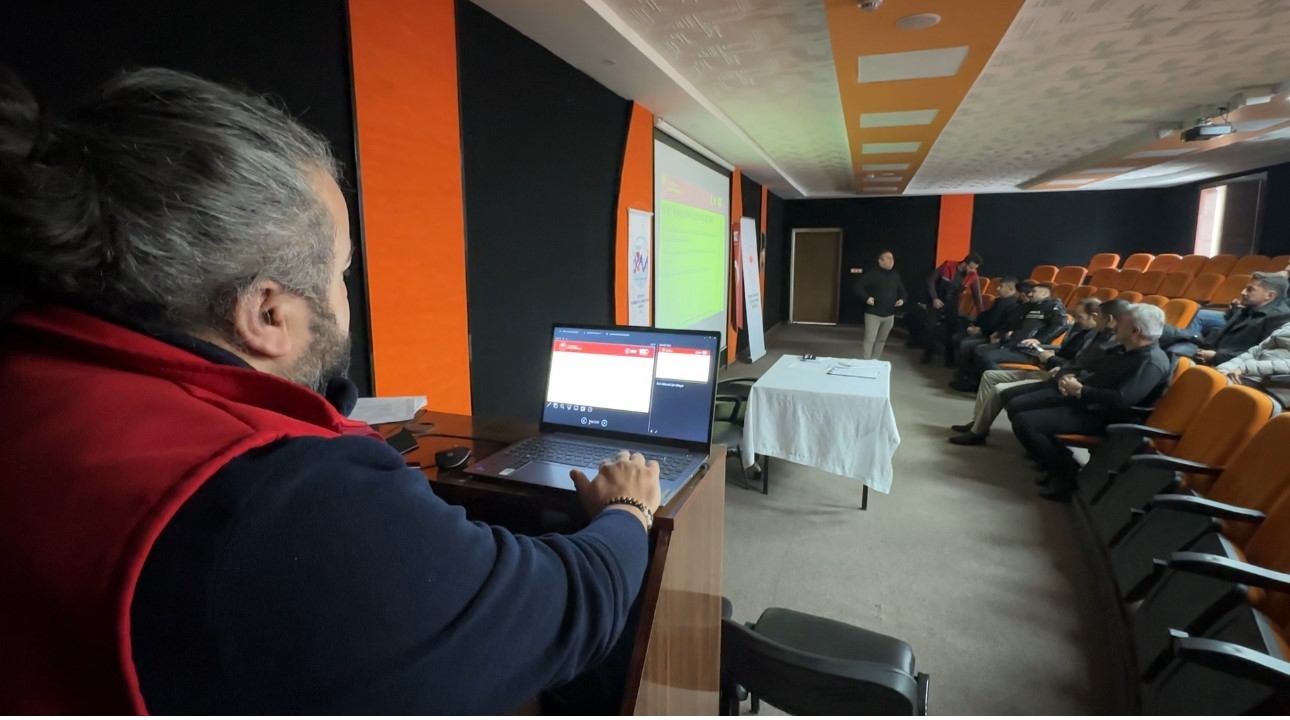 Yüksekova’da 98 yetiştiriciye "sürü yönetimi" eğitimi verildi
