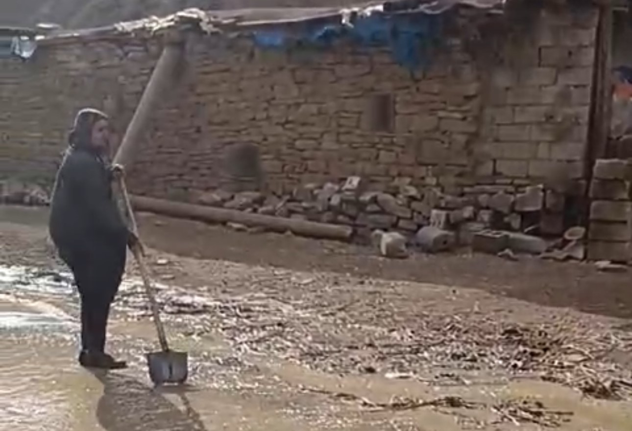 Yüksekova’da ahırları su bastı: Mahsur kalan hayvanlar kurtarıldı
