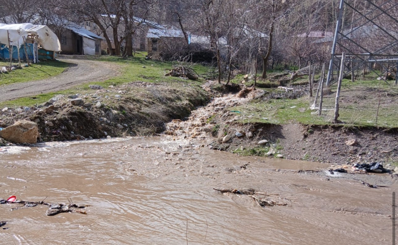 Yüksekova’da ahırları su bastı: Mahsur kalan hayvanlar kurtarıldı
