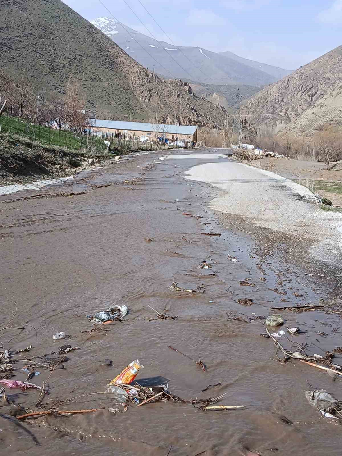 Yüksekova’da ahırları su bastı: Mahsur kalan hayvanlar kurtarıldı
