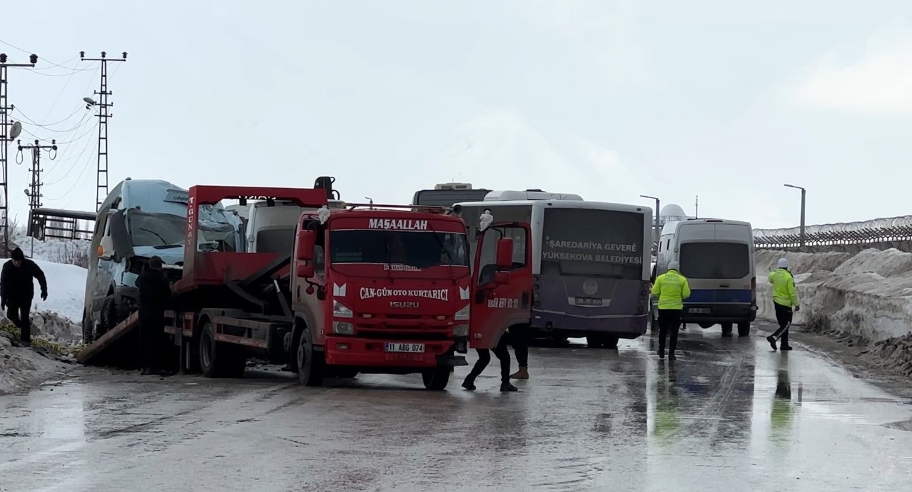Yüksekova’da belediye otobüsü ile minibüs çarpıştı: 18 yaralı
